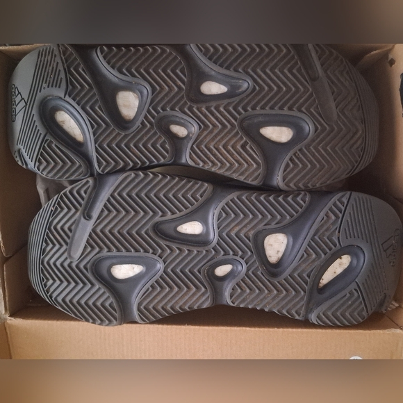 Yeezy 700 - Picture 5 of 7
